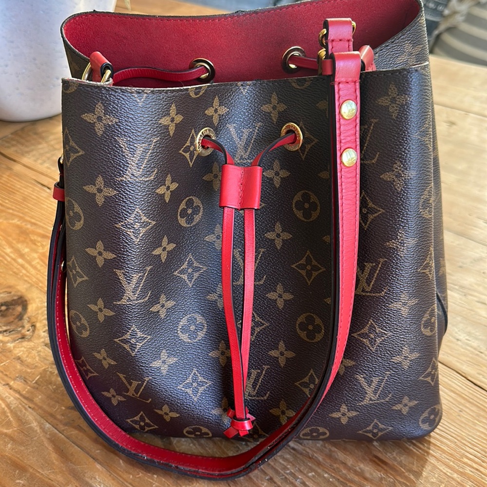 Louis Vuitton
NeoNoe Handbag Monogram Canvas MM- red